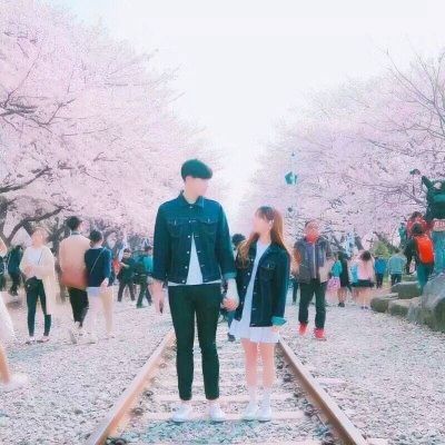 救护车被撞侧翻 小伙儿踹窗救出5人